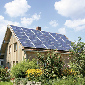 Bild: Photovoltaikanlage auf Holzhaus